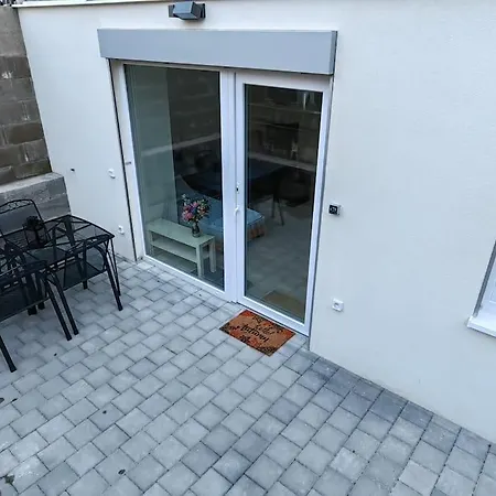 Haas Slepa, Centre, Parking, Courtyard *